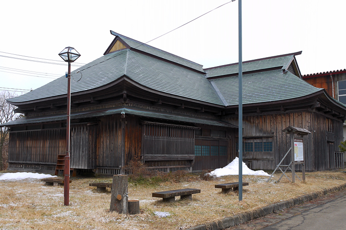 屋根が銅板葺となっており、木造の古い平屋の建物、三種の館の外観写真