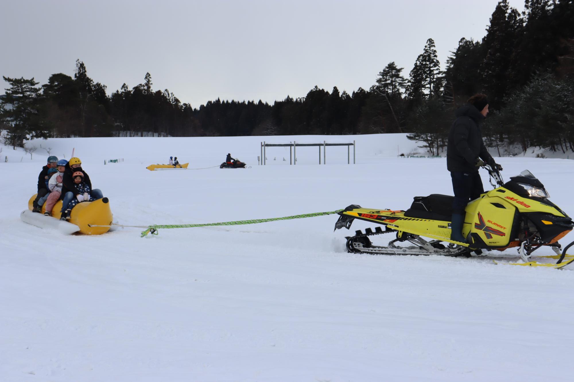 みたね冬まつり2026でのバナナボートの様子
