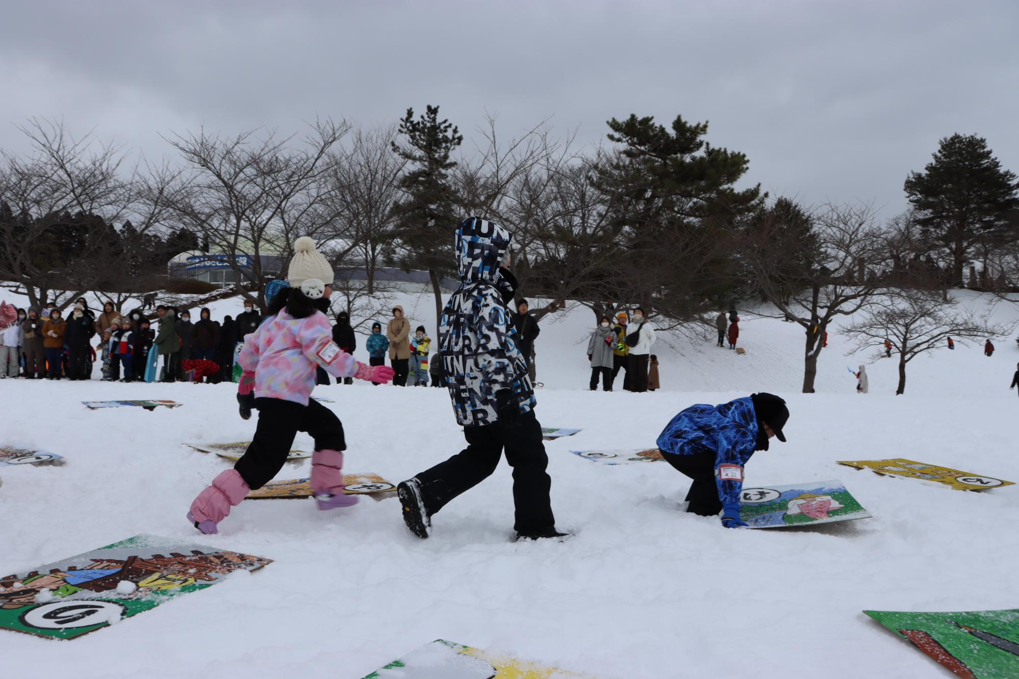 森岳温泉郷の足湯近くに設置されたイルミネーション。