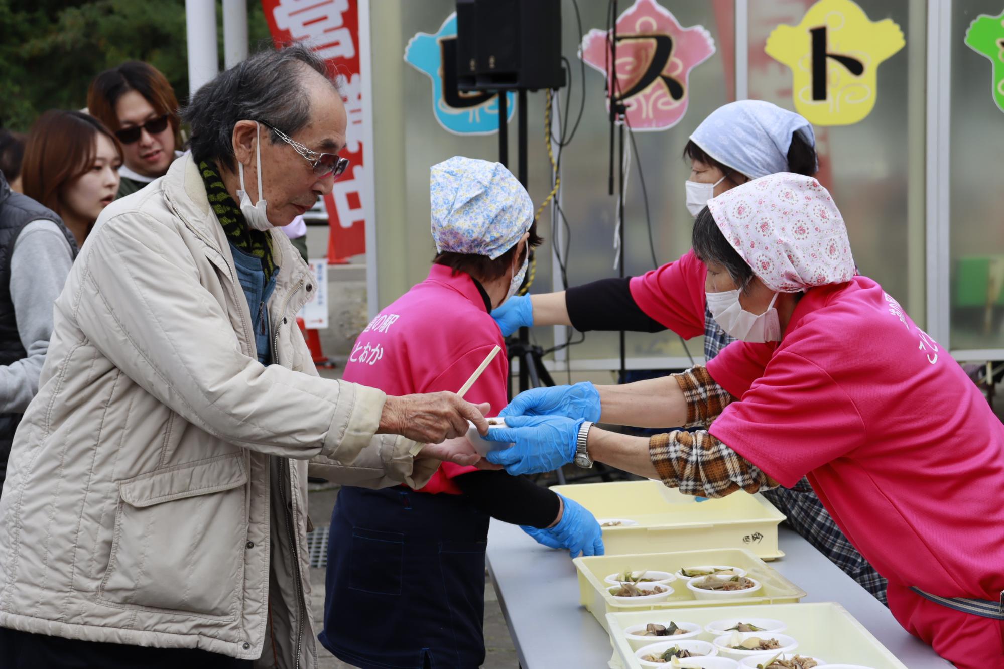 道の駅ことおか祭りのだまこ配布の様子