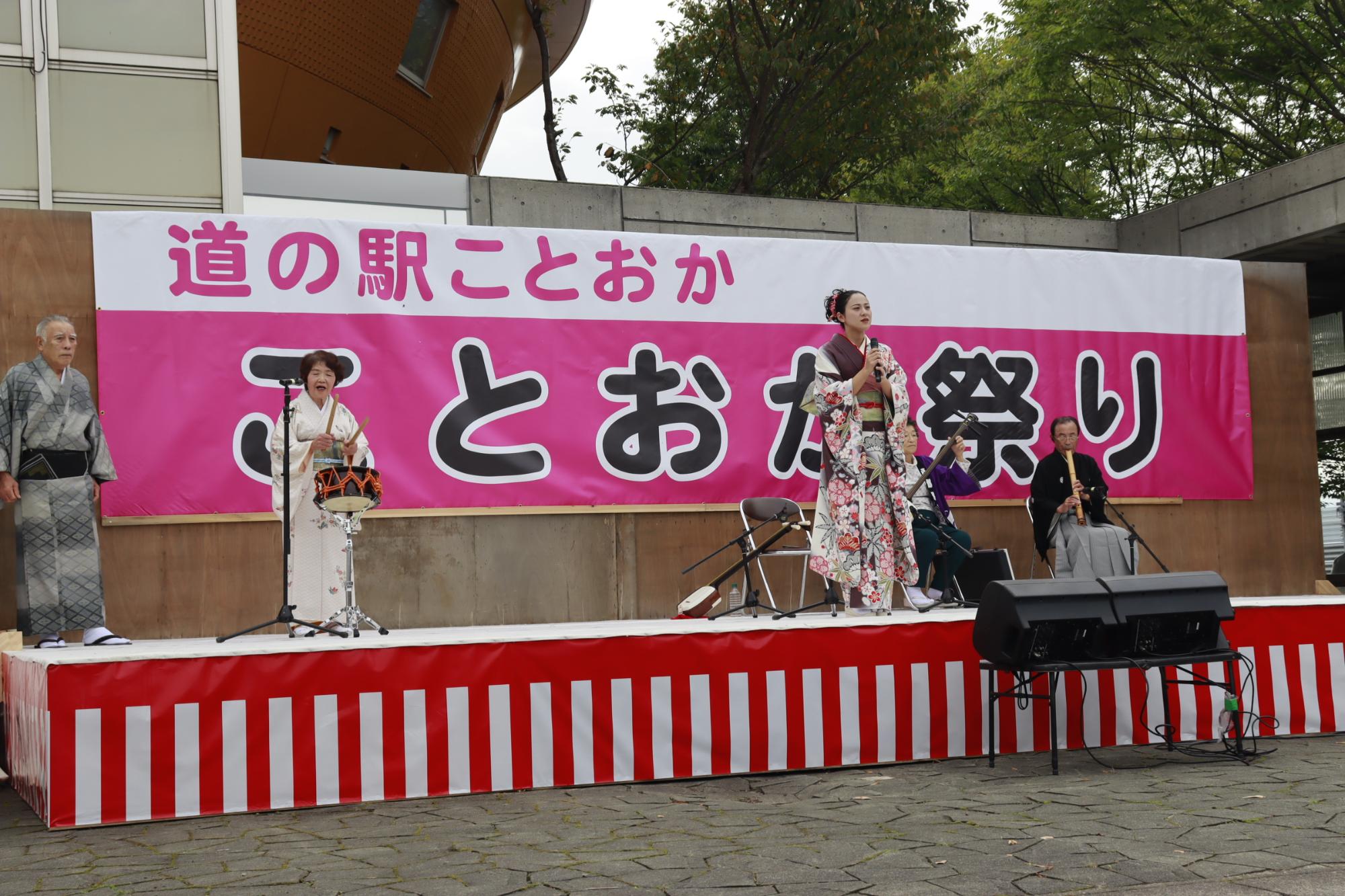 道の駅ことおかまつりでのステージ発表2
