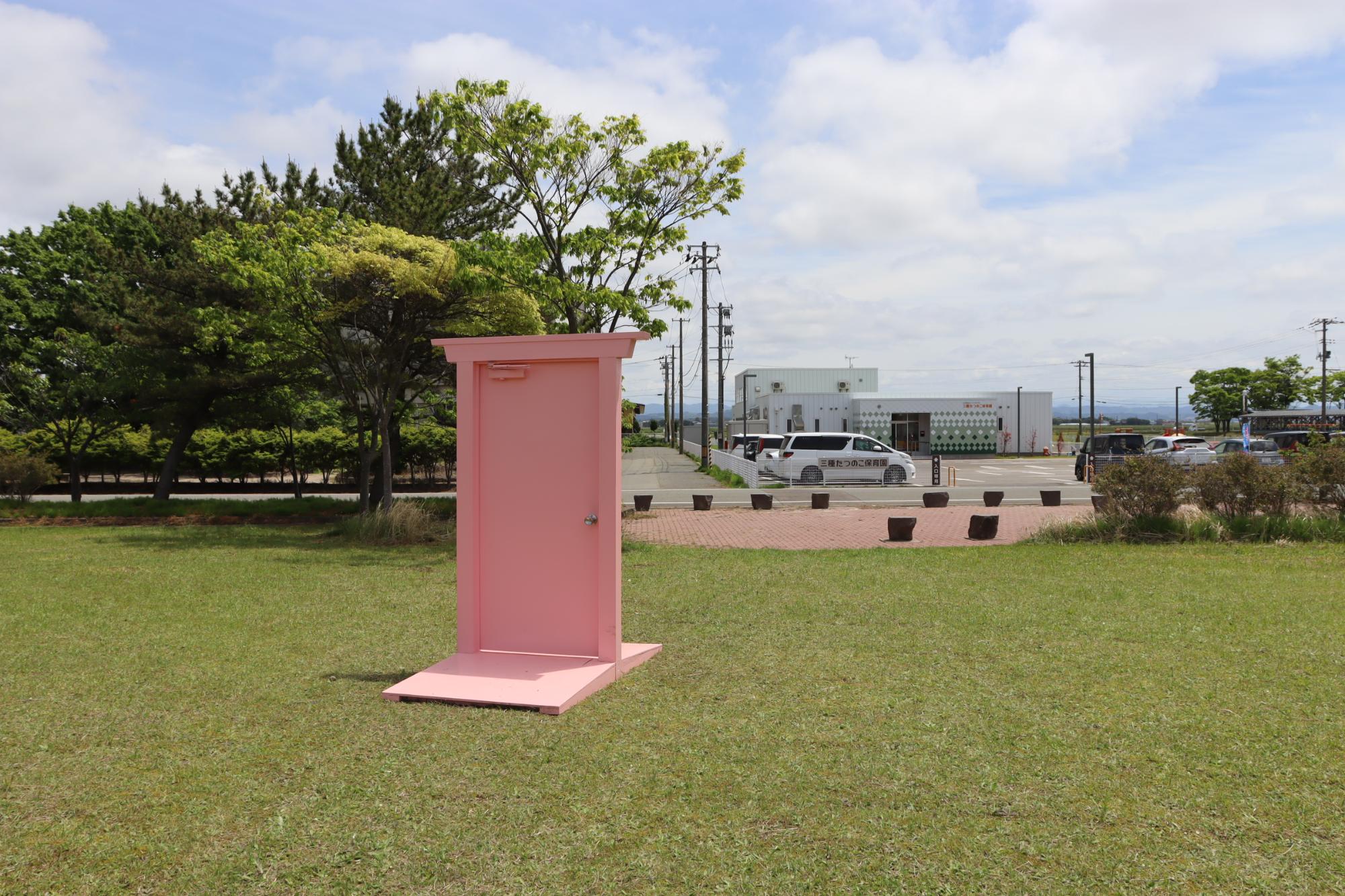 三種町たつのこ保育園前に出現した桜色の扉