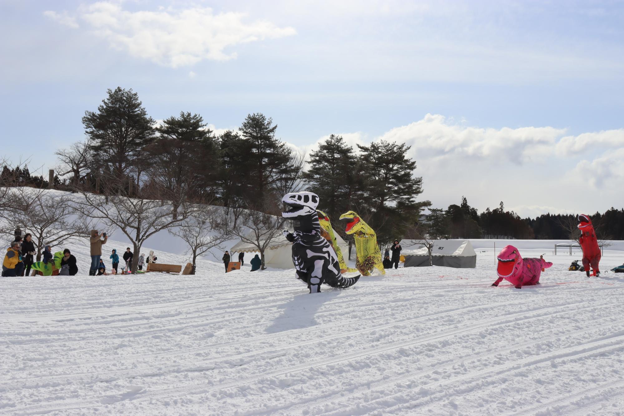 みたね冬まつり2026のティラノサウルスレース